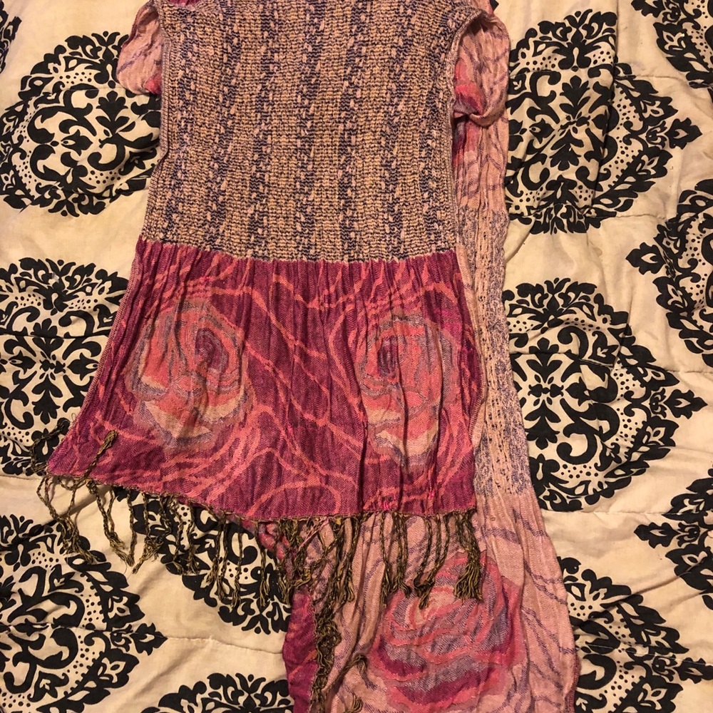 LIKE NEW!! Silk rose 6 foot ladies scarf